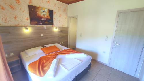 Postel nebo postele na pokoji v ubytování Gogo's - Γωγώ Rooms & Studios