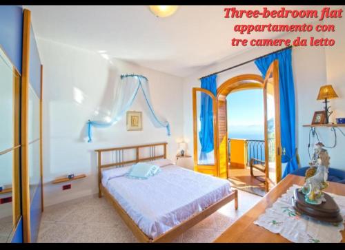 um quarto com uma cama e uma mesa em Villa le Arcate em Furore