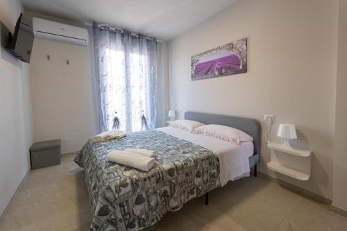 a bedroom with a bed and a window at Casa Azzurra Vacanze in Porto San Giorgio