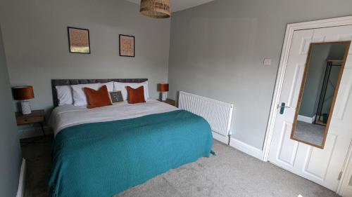 En eller flere senge i et værelse på Huge Weekly & Monthly Savings - Free Parking - Wi-Fi & Netflix