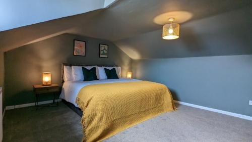 En eller flere senge i et værelse på Huge Weekly & Monthly Savings - Free Parking - Wi-Fi & Netflix