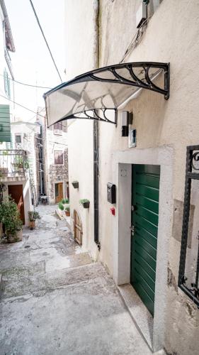 a green door on the side of a building at House Gorica in Šibenik