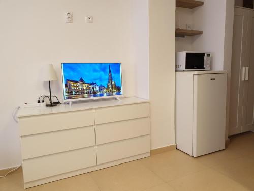 ノヴィサドにあるPodbara Centerのドレッサーの上に座るテレビ