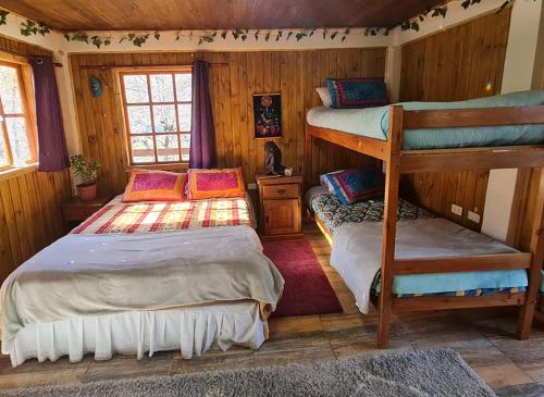 1 dormitorio con 2 literas en una cabaña en Suite Refugio de Luz, en Chillán