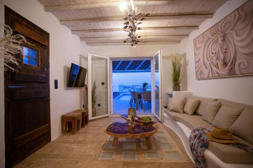 a living room with a couch and a table at Nuera Villa in Mýkonos City