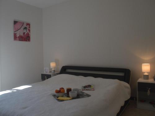 - un lit avec un plateau de nourriture et de fruits dans l'établissement Appartement 3 pièces climatisé avec garage, proche plage à Fréjus - FR-1-226A-72, à Fréjus