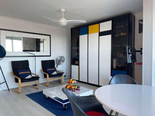 Photo de la galerie de l'établissement Appartement lumineux 2 pièces pour 4 à Banyuls-sur-Mer avec lave-vaisselle et vue mer - FR-1-225C-47, à Banyuls-sur-Mer