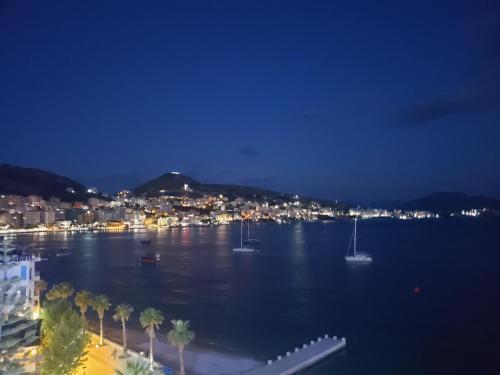 una vista di un porto di notte con barche in acqua di Vila 31 a Sarandë