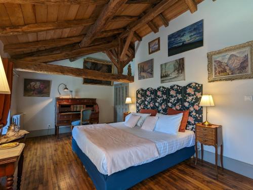 - une chambre avec un grand lit et un bureau dans l'établissement Château de Lavaud, à Montbron