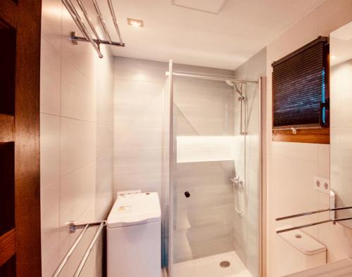 A bathroom at Casita blanca near yumbo