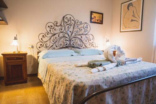 um quarto com uma cama com uma grande cabeceira de cama em Casa Ambrogi relax in collina em Valfabbrica