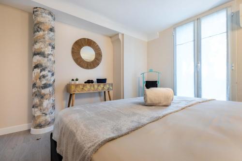 um quarto com uma cama grande e uma janela grande em MAISON SUR MER - Garage & Jardin Privè em Roquebrune-Cap-Martin