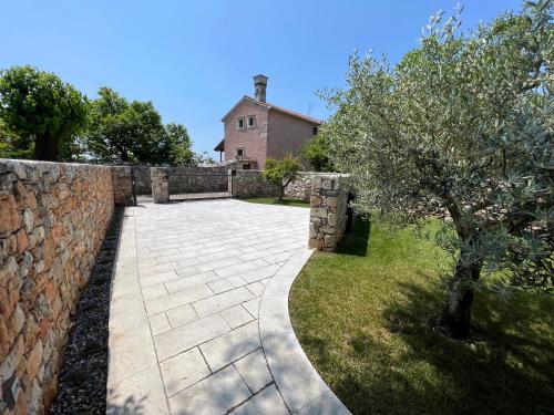 a stone walkway in front of a stone wall at Appartamenti Minerva in San Pelagio