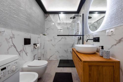 a bathroom with a sink and a toilet at MAISON SUR MER - Garage & Jardin Privè in Roquebrune-Cap-Martin