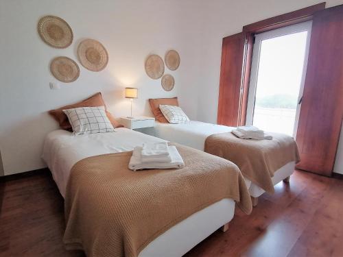 2 Betten in einem Zimmer mit Fenster in der Unterkunft Casa Bolota in Cuba