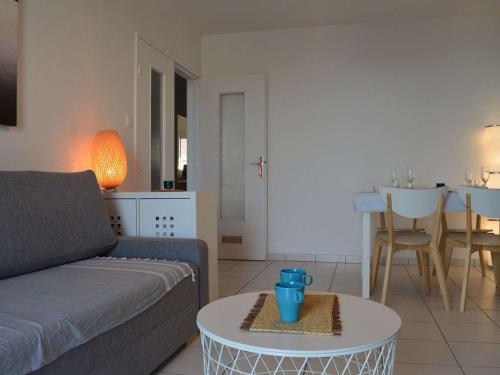 un salon avec un canapé et une table dans l'établissement Appartement 3 pièces rénové, 6 couchages, au cœur de Banyuls-sur-Mer - FR-1-225C-49, à Banyuls-sur-Mer