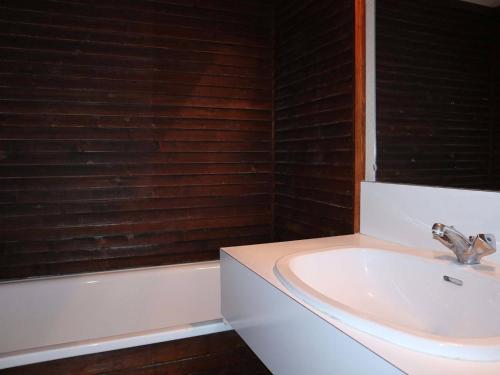 a bathroom with a sink and a bath tub at Appartement Les Orres, 1 pièce, 4 personnes - FR-1-322-390 in Les Orres