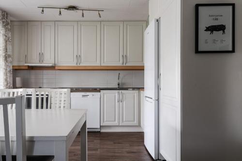 Kjøkken eller kjøkkenkrok på Guestly Homes - 4BR Guestly Villa