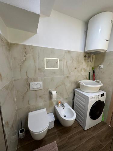 een badkamer met een toilet en een wastafel bij Grace's Centre Apartment in Shkodër