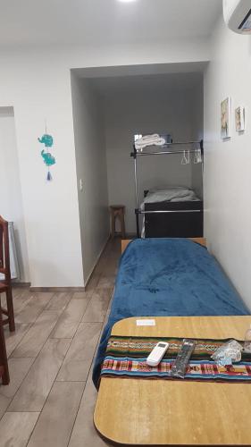 sypialnia z łóżkiem z pilotem w obiekcie Apart B w mieście San Luis