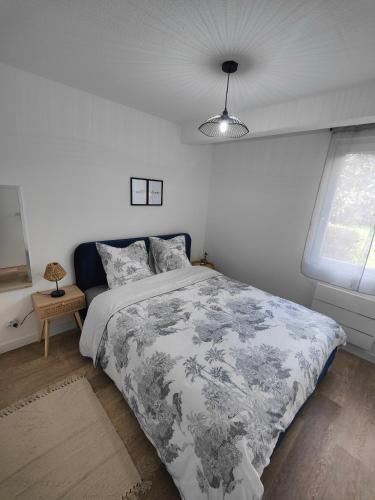 une chambre avec un grand lit et une fenêtre dans l'établissement MarshMallow Toulouse proche aéroport, Airbus et Zenith, à Toulouse