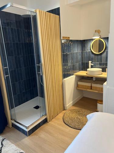 a bathroom with a shower and a sink at Coeur du centre ville, haut prestation in Troyes