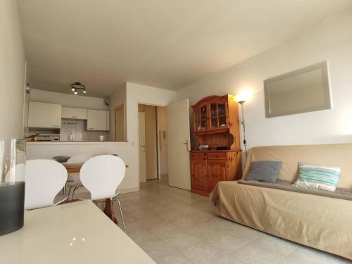 une petite chambre avec un lit et une cuisine dans l'établissement Appartement 2 pièces avec terrasse à 100m de la plage - Parking privé, Antibes - FR-1-252-155, à Juan-les-Pins