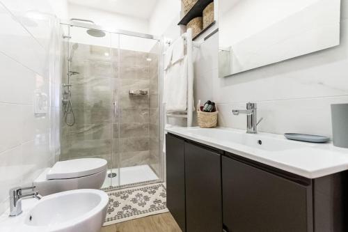 uma casa de banho com um WC, um lavatório e um chuveiro em Portofino's Little Nest [Wi-Fi & A/C] em Portofino