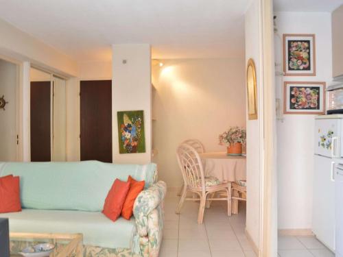 un salon avec un canapé et une table dans l'établissement Appartement 3 pièces avec terrasse proche plage à Cavalaire-sur-Mer - FR-1-226B-66, à Cavalaire-sur-Mer