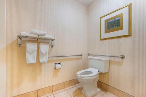 a bathroom with a toilet in a hotel room at Best Western Plus Placerville Inn in Placerville