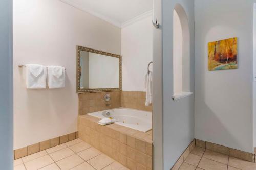 Ett badrum på Best Western Plus Placerville Inn