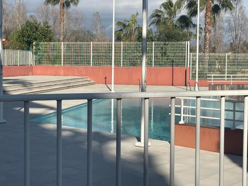 une piscine avec une clôture métallique et une piscine dans l'établissement Mandelieu apartment, à Mandelieu-la-Napoule