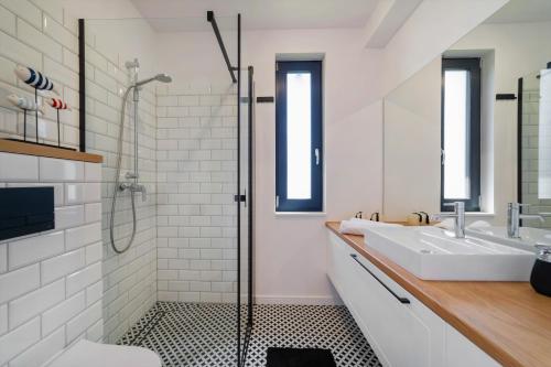 uma casa de banho com um chuveiro e um lavatório. em Kaszubia em Jastrzebia Gora
