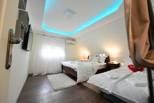 Ένα ή περισσότερα κρεβάτια σε δωμάτιο στο Sara&Lav rent a house