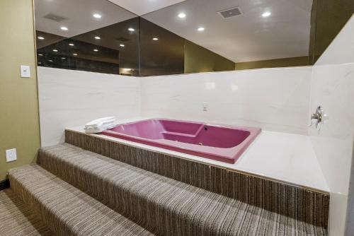 a purple bath tub sitting on the top of a staircase at Heritage Inn - Yosemite/Sonora in Sonora