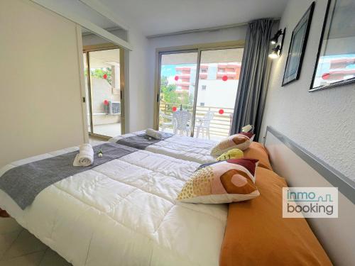 Posteľ alebo postele v izbe v ubytovaní Novelty Beach 2 Salou, climatizado, piscina y playa