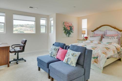 1 dormitorio con 1 cama y 1 silla azul en Scenic and Spacious Monterey Home - 7 Mi to Beach!, en Seaside