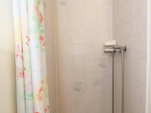 une salle de bain avec une douche avec un rideau de douche dans l'établissement Charmant T1 avec Loggia au Sud, Calme, Près Centre-Ville, Garage, Bien Équipé - FR-1-553-58, à Balaruc-les-Bains