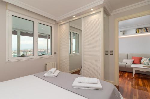 um quarto com uma cama com duas toalhas em El Balcón de Charles em Santander