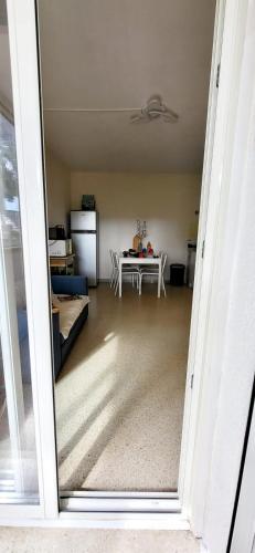 Cette chambre avec vue dispose d'une table et d'une cuisine. dans l'établissement La Caravelle 2 entre Plage et Centre Ville, au Grau-du-Roi