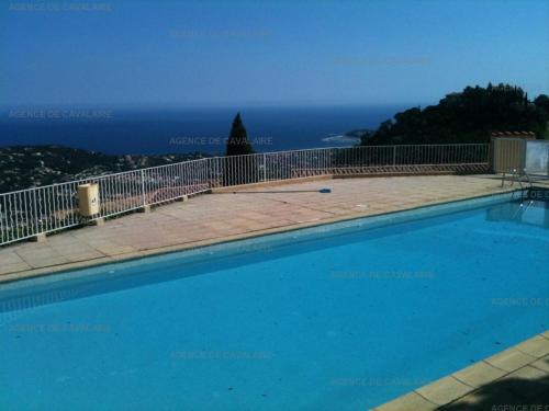 une piscine avec vue sur l'océan dans l'établissement Appartement T2 climatisé avec piscine et tennis, 5 couchages - FR-1-100-245, à Cavalaire-sur-Mer