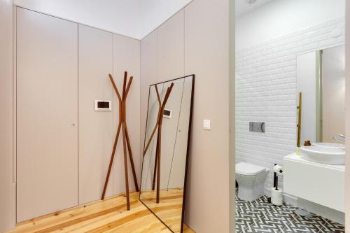 baño con espejo y lavabo en Dom João Premium Apartment by DA'HOME, en Oporto