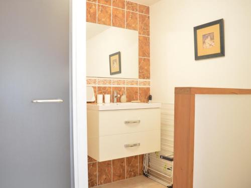 une salle de bain avec un lavabo et un miroir dans l'établissement Coquette Villa 2P avec Jardin et Terrasse à Banyuls-sur-Mer - FR-1-225C-63, à Banyuls-sur-Mer