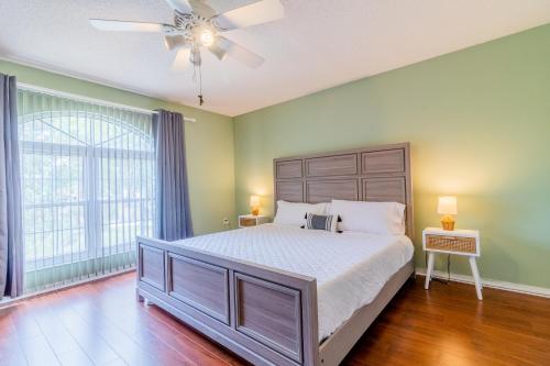 Llit o llits en una habitació de Huge Home in Palm Harbor with Pool and Jacuuzi
