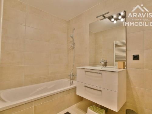 ein Badezimmer mit einer Badewanne, einem Waschbecken und einer Badewanne in der Unterkunft Appartement Le Grand-Bornand, 3 pièces, 4 personnes - FR-1-391-118 in Le Grand-Bornand