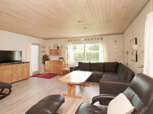 uma sala de estar com um sofá e uma mesa em 6 person holiday home in Eskebjerg em Eskebjerg