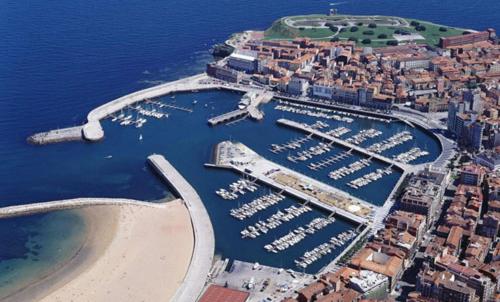 een luchtzicht op een haven met boten in het water bij Apartamento a estrenar a 300 m de la playa de San Lorenzo en Gijón in Gijón