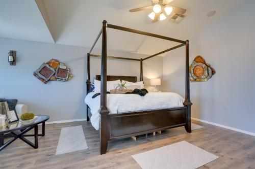 ein Schlafzimmer mit einem Himmelbett und einem großen Spiegel in der Unterkunft Spacious Goodyear Home with Hot Tub and Pool! in Liberty