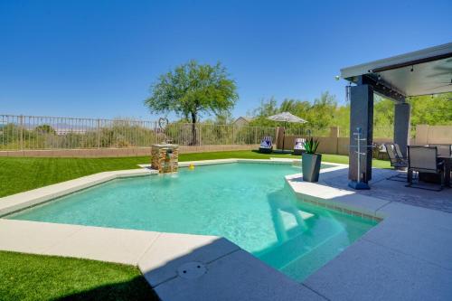 Πισίνα στο ή κοντά στο half Mi to Lake Home with Hot Tub and Pool in Goodyear