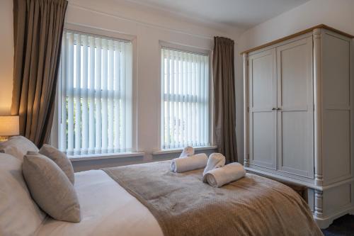 1 dormitorio con 1 cama grande y 2 almohadas en Comfy 3Bed House-Parking-Garden en Newcastle